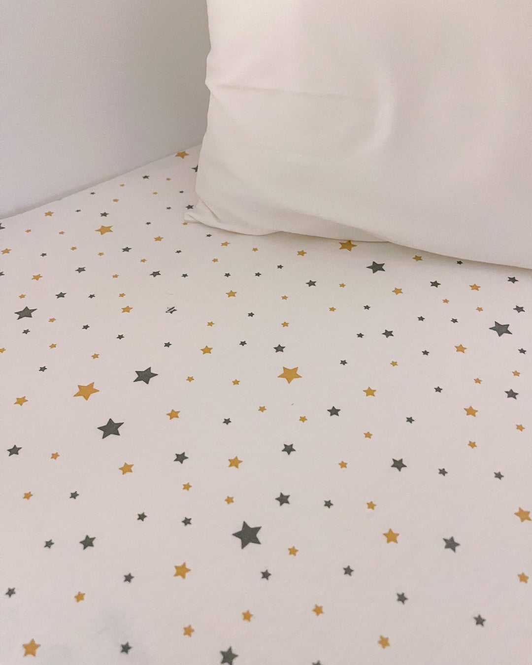 Sábana Bajera Estampada Cuna Estrellas Celeste con Beige /