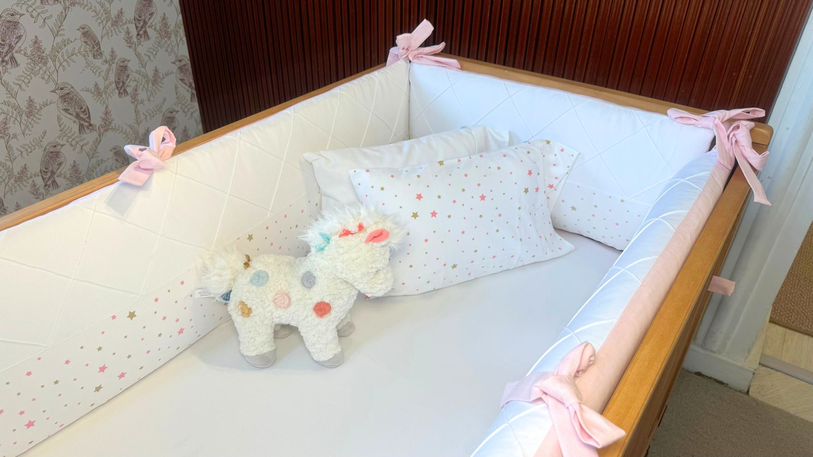 Protector Estampado Cuna Estrellitas Rosa c/ Beige (Rombo Blanco/Reverso Rosa)