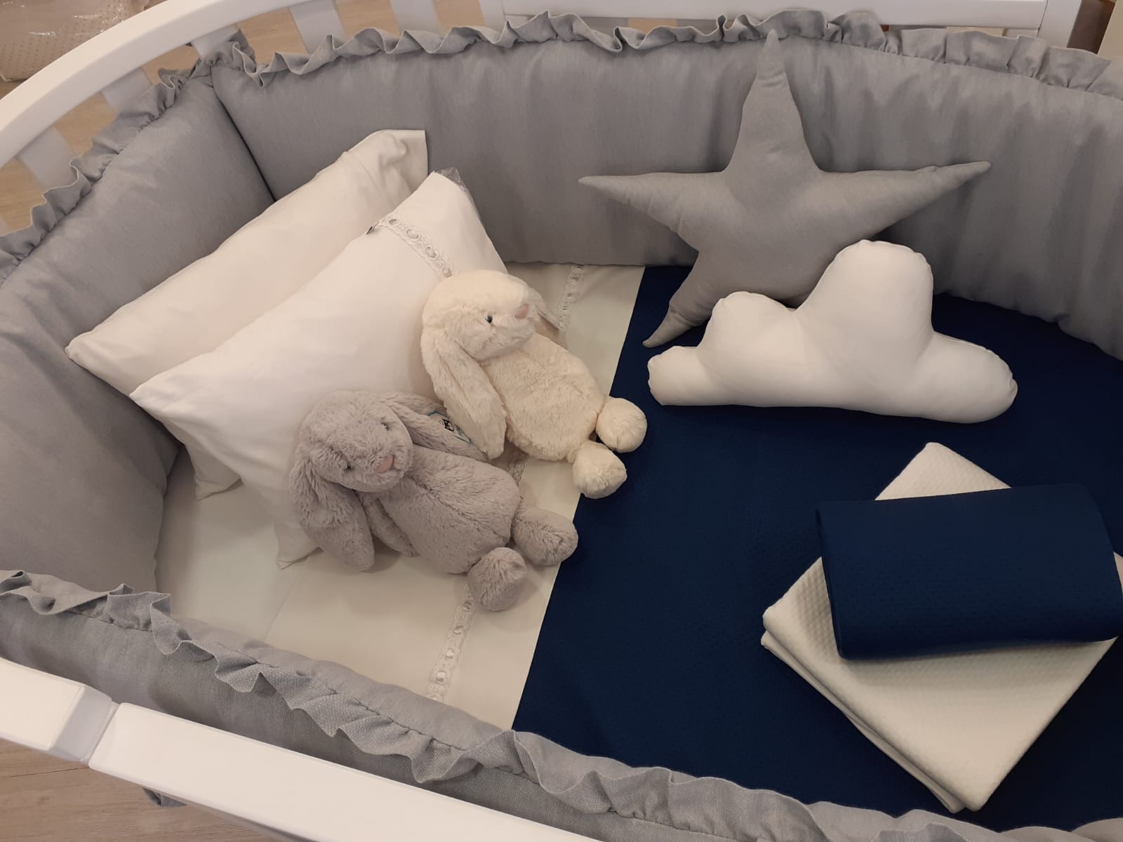 protectorgris_mantaazulpuntos_peluchesjellycat_cojinesnubeyestrella.jpg
